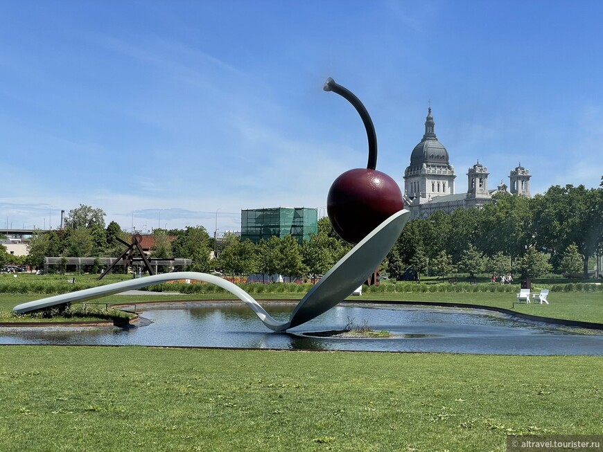 Скульптура-фонтан «Мост-ложка и вишня» (Spoonbridge and Cherry) с самого начала была хорошо встречена публикой и со временем стала узнаваемым символом города.
