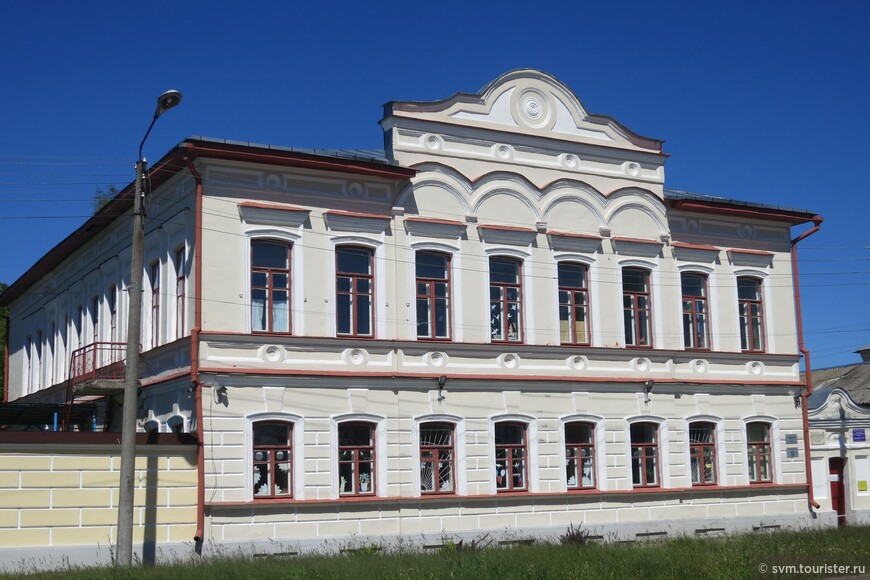  В этом доме в конце 1917 года находился Шуйский уездный комитет РСДРП(б),председателем которого был М.Фрунзе.