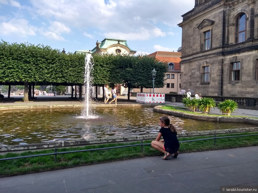 Фонтаны на террасе Брюля: Фонтан Дельфин (Delphinbrunnen) и Фонтан-бассейн