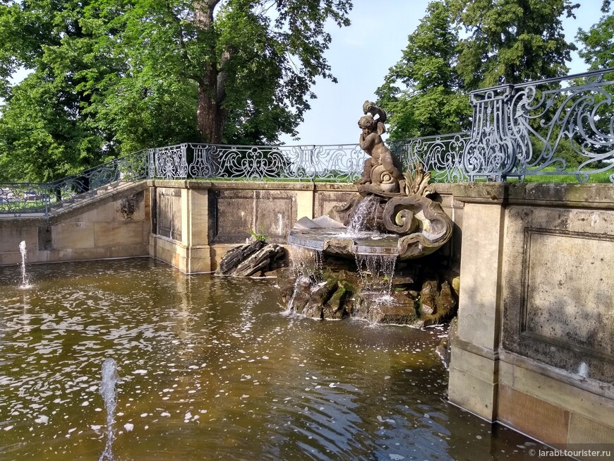 Фонтаны на террасе Брюля: Фонтан Дельфин (Delphinbrunnen) и Фонтан-бассейн