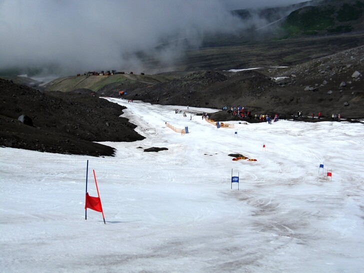 Лыжная трасса на склоне Аванчинской сопки в июне