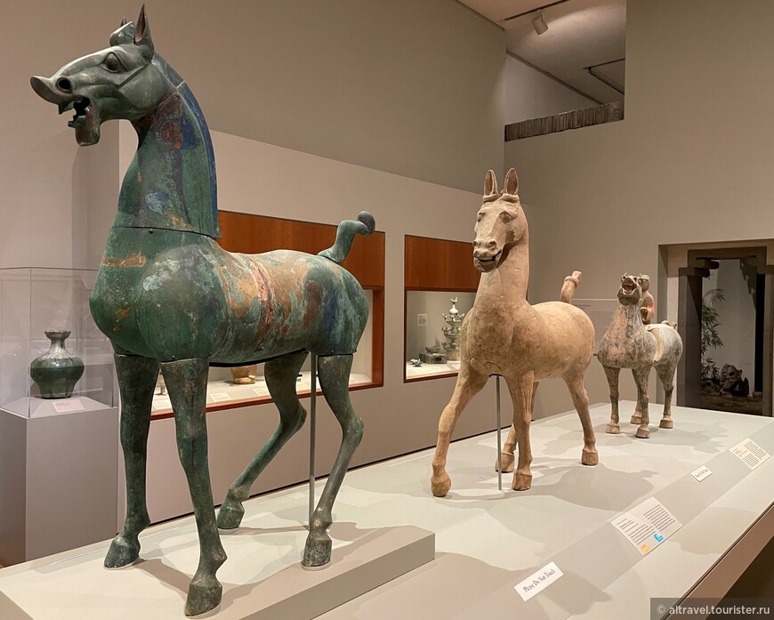 Небесный конь (Celestial horse). Китай, 1-2 век н.э. Такие бронзовые скульптуры помещали в гробницы аристократов, обеспечивая умерших, как верили китайцы,  транспортным средством  в жизни после смерти.