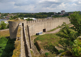 В башнях крепости имеется несколько смотровых площадок. Далеко видно...