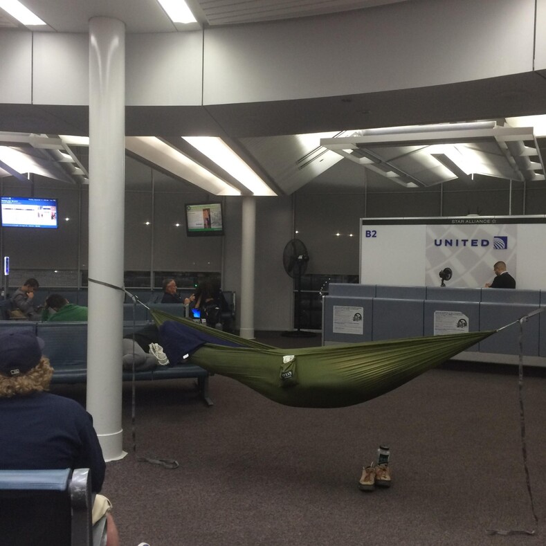 Туристы показали, что их рассмешило и удивило в аэропортах разных стран: 12 фотоисторий о том, как ожидание рейса может стать незабываемым