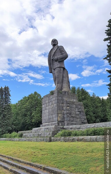 Там Волга делится с Москвой