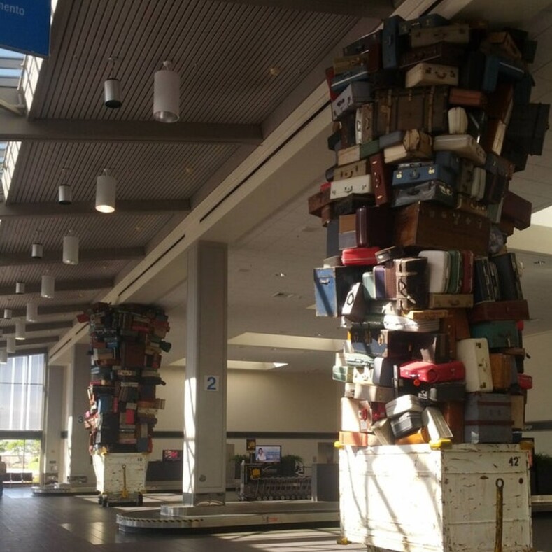 Туристы показали, что их рассмешило и удивило в аэропортах разных стран: 12 фотоисторий о том, как ожидание рейса может стать незабываемым