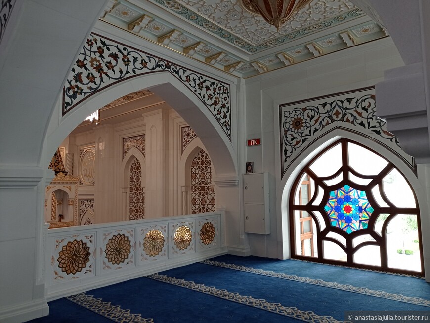 Мрамор, перламутр и много золота: где посмотреть самую большую мечеть в Европе