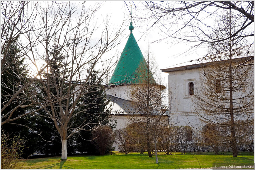Квасная башня была возведена в 1586-90 годах на средства Дмитрия Ивановича и Бориса Годуновых.