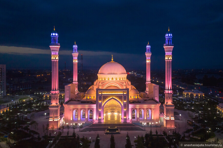 Мрамор, перламутр и много золота: где посмотреть самую большую мечеть в Европе