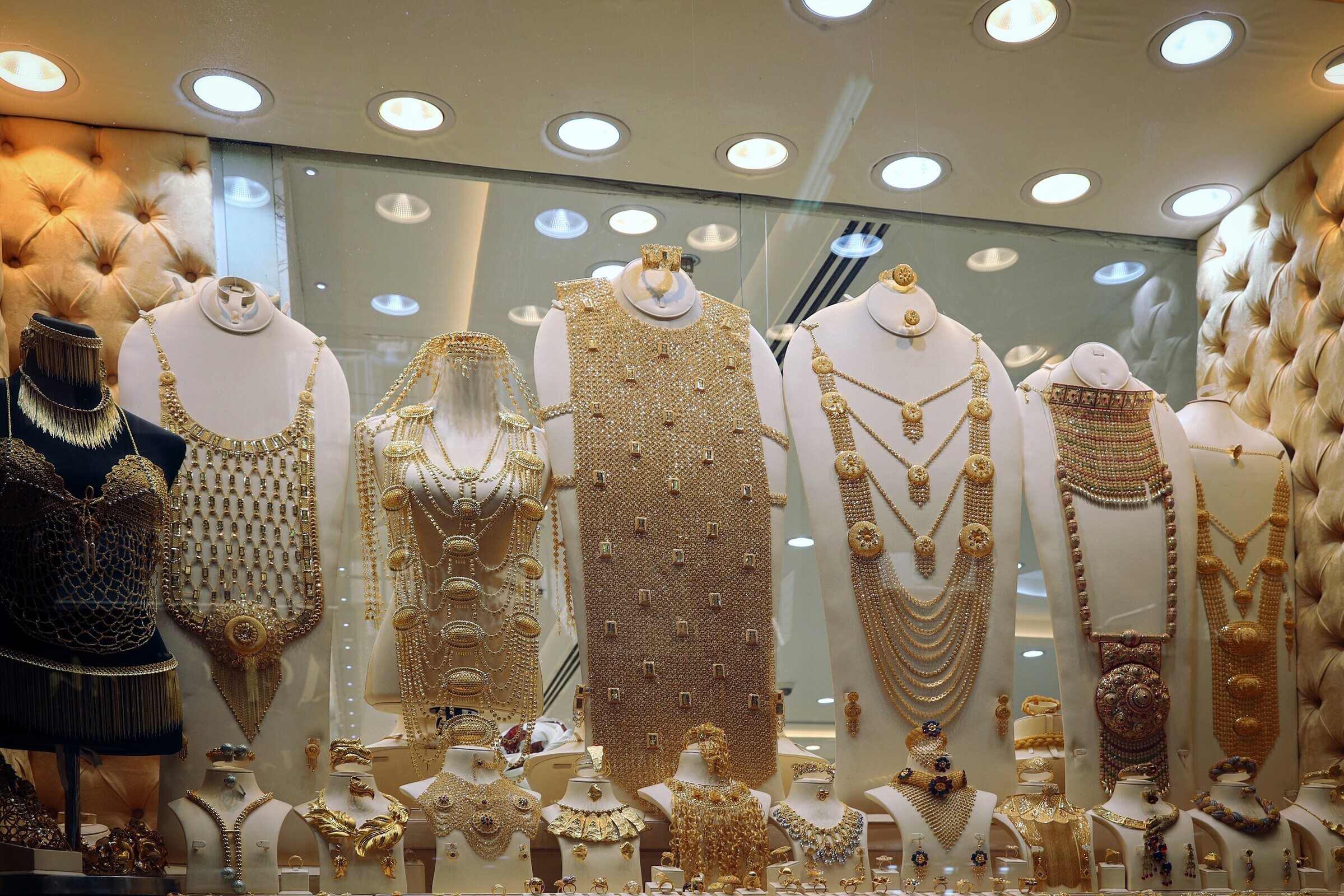 Что можно привезти из дубая. Золотой рынок в Дубае. Сувениры из Эмиратов. Вещи из Дубая. Сувениры Дубай.