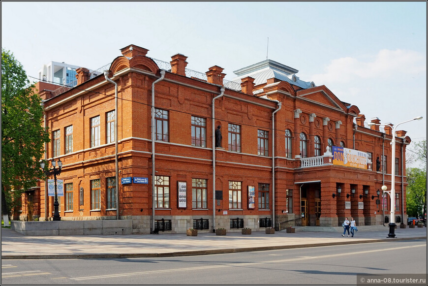 Здание Башкирского государственного театра оперы и балета построено в 1909-1920 годах. Его строили на деньги, собранные по всей Уфимской губернии, для Аксаковского народного дома. Театр размещается в нем с 1938 года.