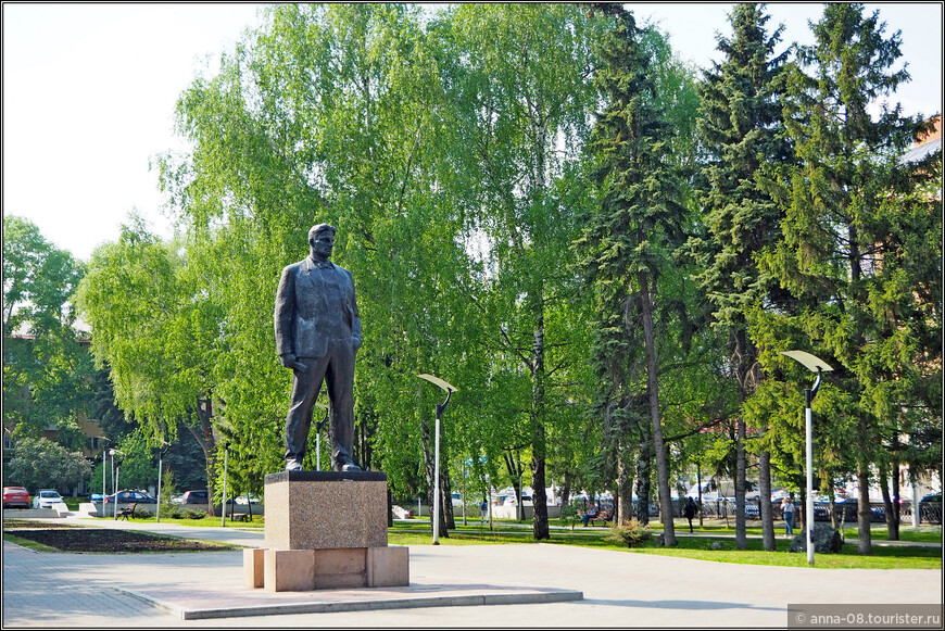 Памятник Владимиру Маяковскому в сквере Маяковского.