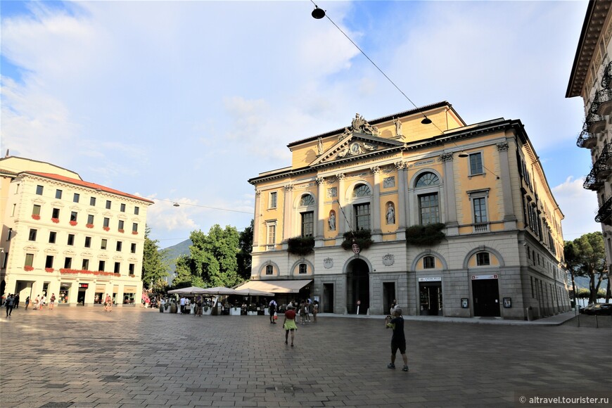 На площади Piazza della Riforma расположено внушительное здание ратуши.
