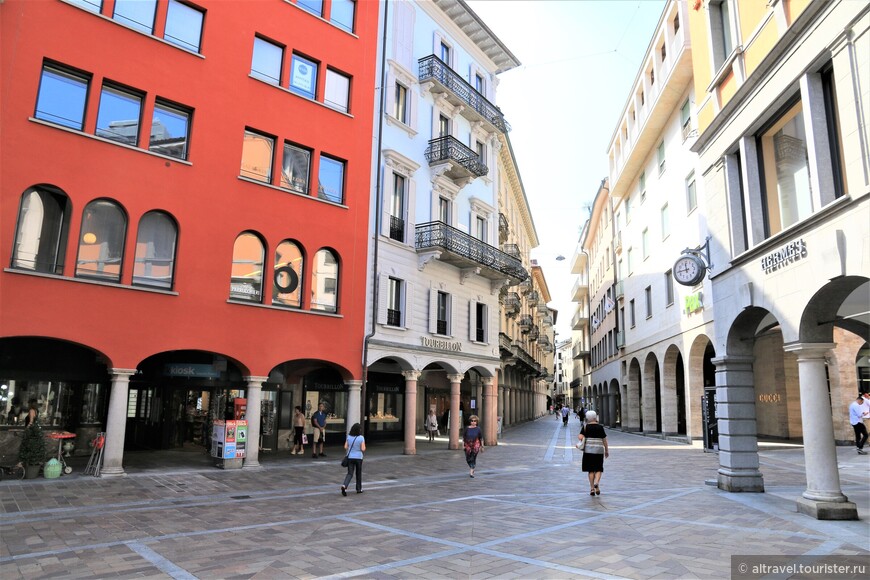 Улица Насса - главная торговая улица Лугано с элегантными (и дорогими:) бутиками.