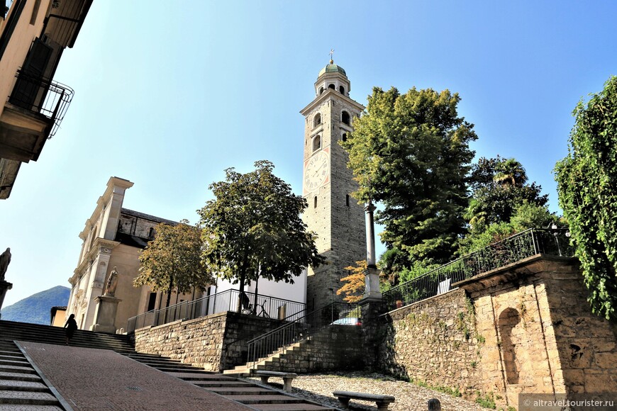 Вид на собор Св. Лаврентия и его колокольню снизу.

