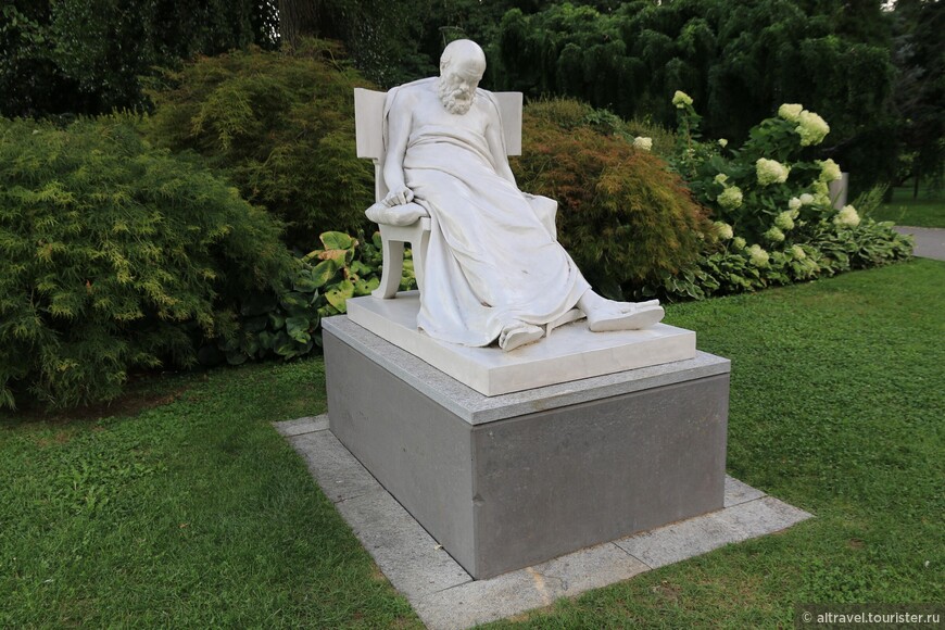 Скульптура «Смерть Сократа» Марка Антокольского (оригинал в Русском музее Петербурга).