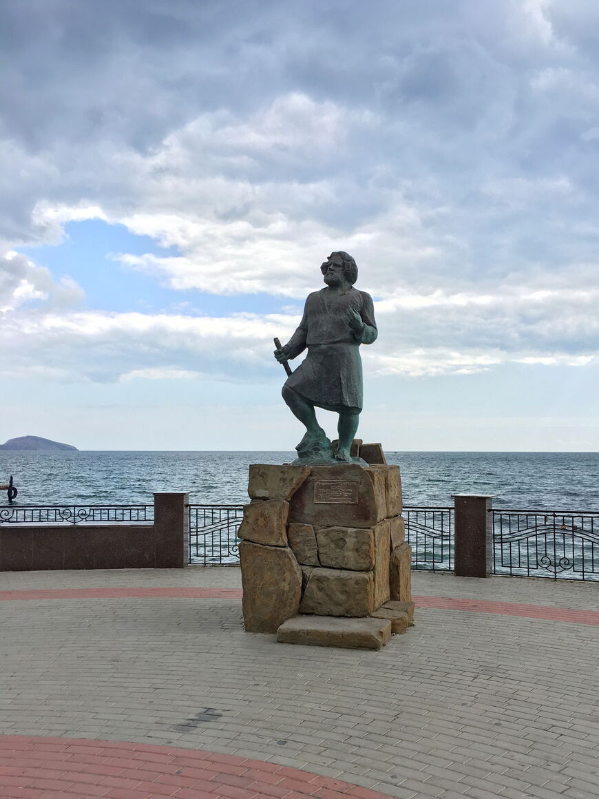 Памятник Волошина в Коктебеле