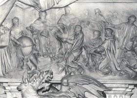  Барельеф в мавзолее Гирория XIII  в Базилике Ватикана. Алоизий Лилиус коленнопреклонно протягивает папе книгу с новым календарём