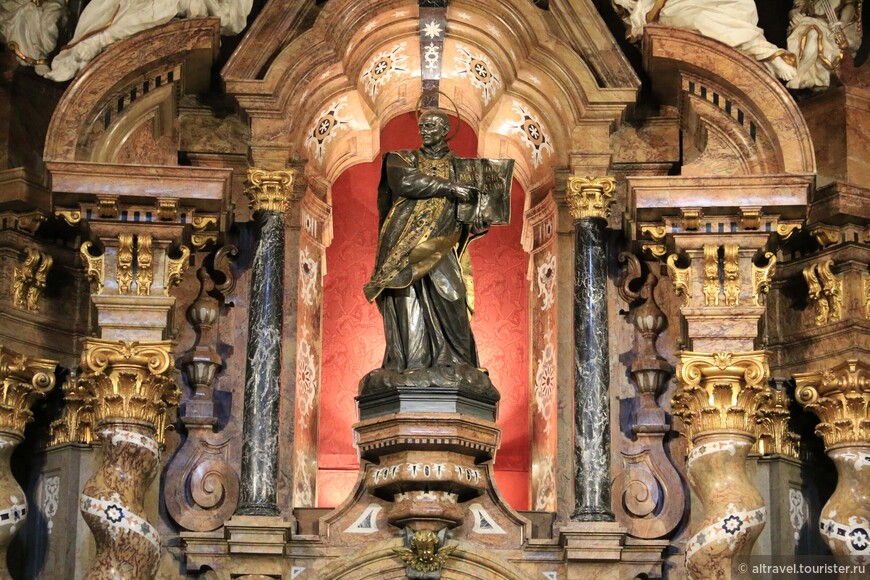 Серебряная статуя Игнатия Лойолы.