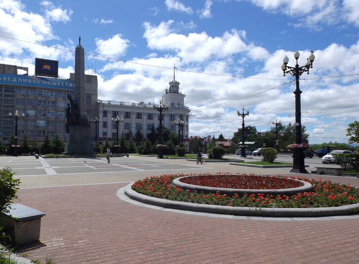 Комсомольская площадь: памятник героям Гражданской войны, здание Управления речного пароходства