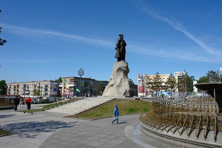 Памятник Е. Хабарову