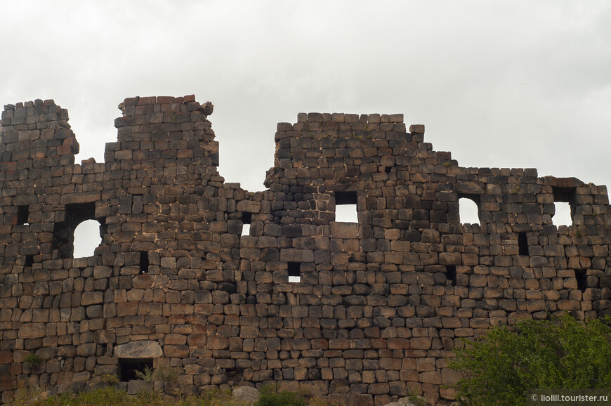 Стены крепости Амберд