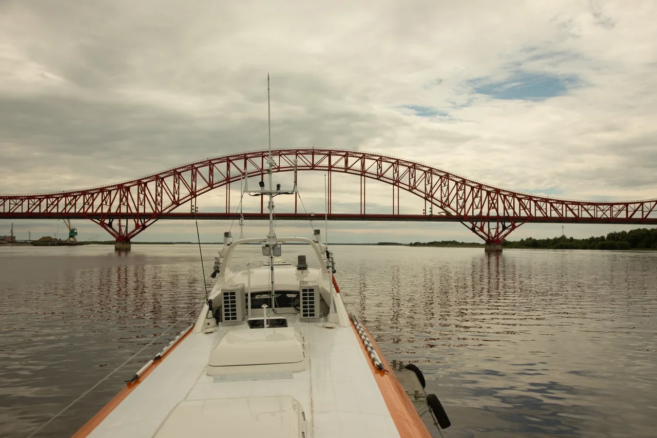 Ханты-Мансийск мост. Мост дракон в Ханты-Мансийске. Красный дракон Ханты-Мансийск. Мост красный дракон.