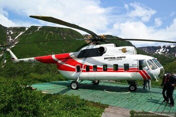 Вертолёт с туристами упал в озеро на Камчатке