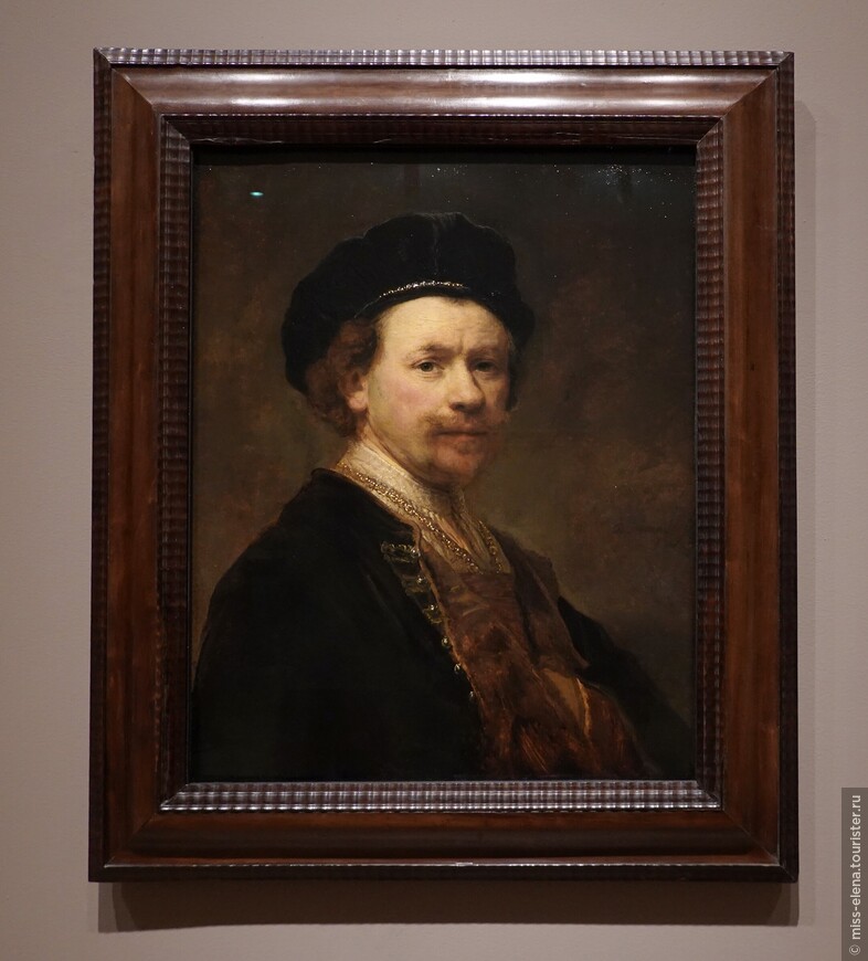 Рембрандт Ван Рейн (1606—1669) Автопортрет (1636).
 Рембрандт любил писать автопортреты и нет такого момента в его биографии, когда бы он их не писал. Согласно музейной этикетке, рисуя себя в бархате и с золотой цепью, художник «поднимает» свой социальный статус в то время, когда статус художников среди культурной элиты не был высок.