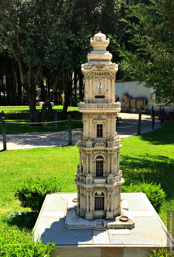 Часовая Башня Долмабахче в музее Минисити