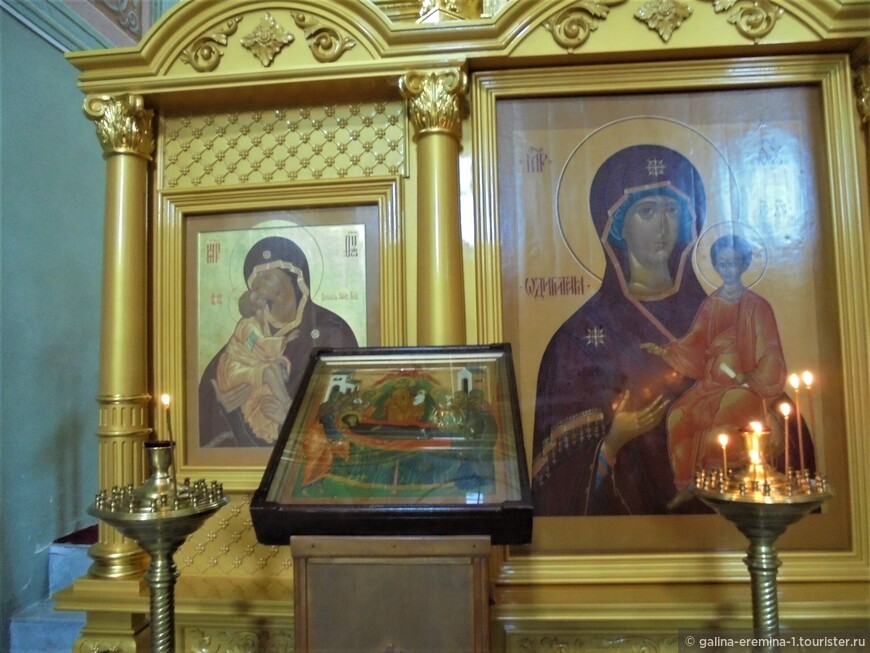 слева - Донская икона, справа - Одигитрия
