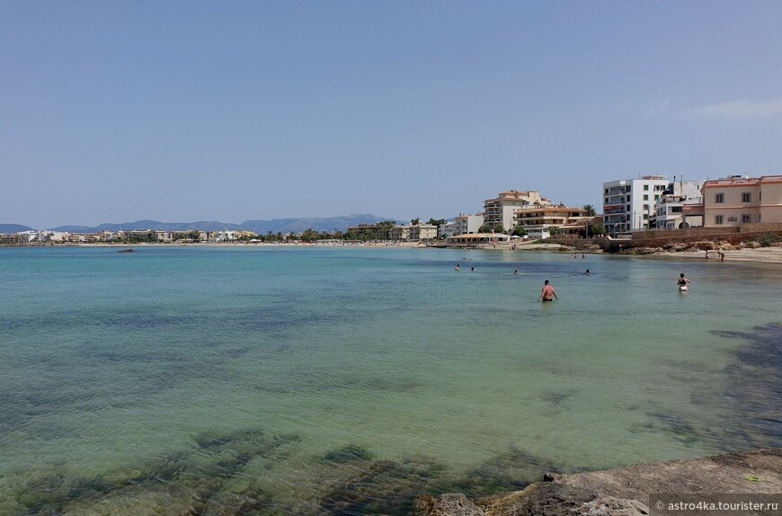 Народ на пляжах и в море толпился лишь в больших курортных городках, как Пальма и Эль Ариналь.