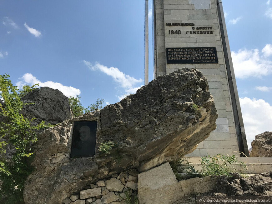Мемориал Белые журавли в Дагестане. Почему Гамзатов изменил слово джигиты на солдаты в своей песне