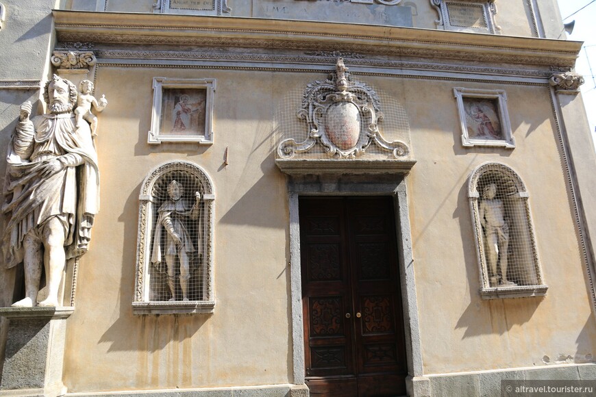 Фасад церкви Santa Maria Assunta (в двух частях: верх и низ).

