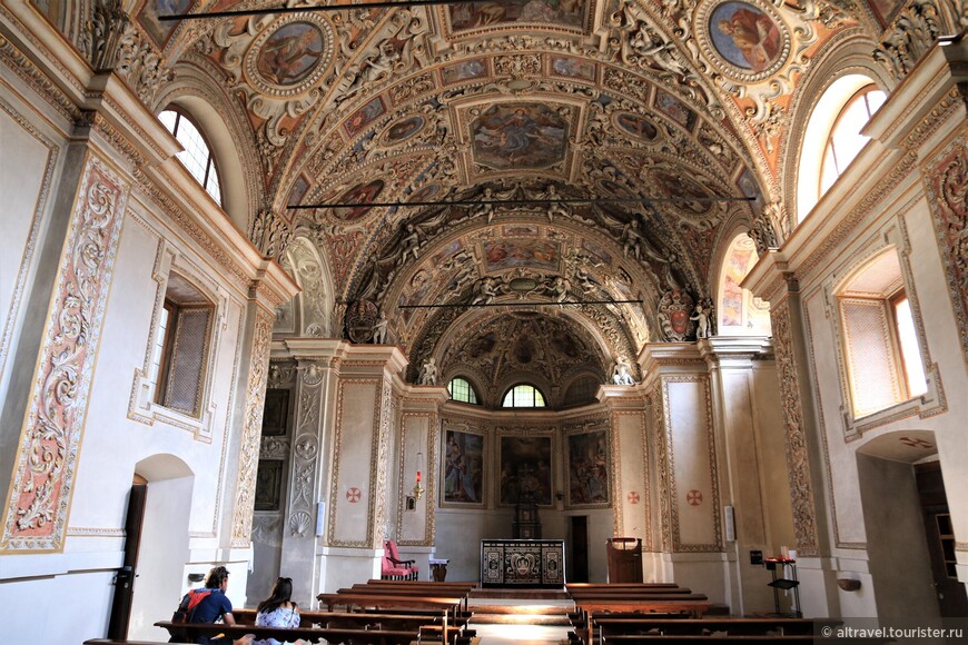 Интерьер церкви Santa Maria Assunta, отделанный искусственным мрамором.