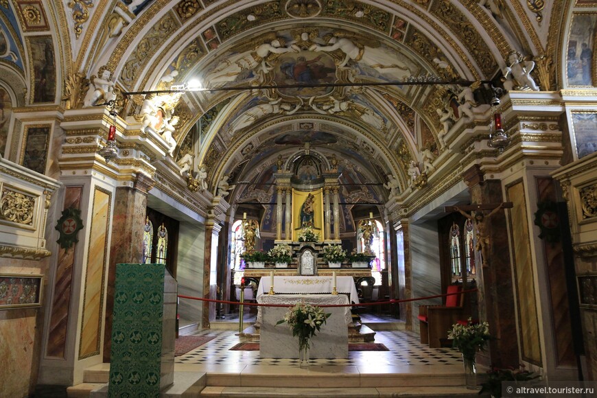 Алтарь церкви с чудотворной статуей Девы Марии.