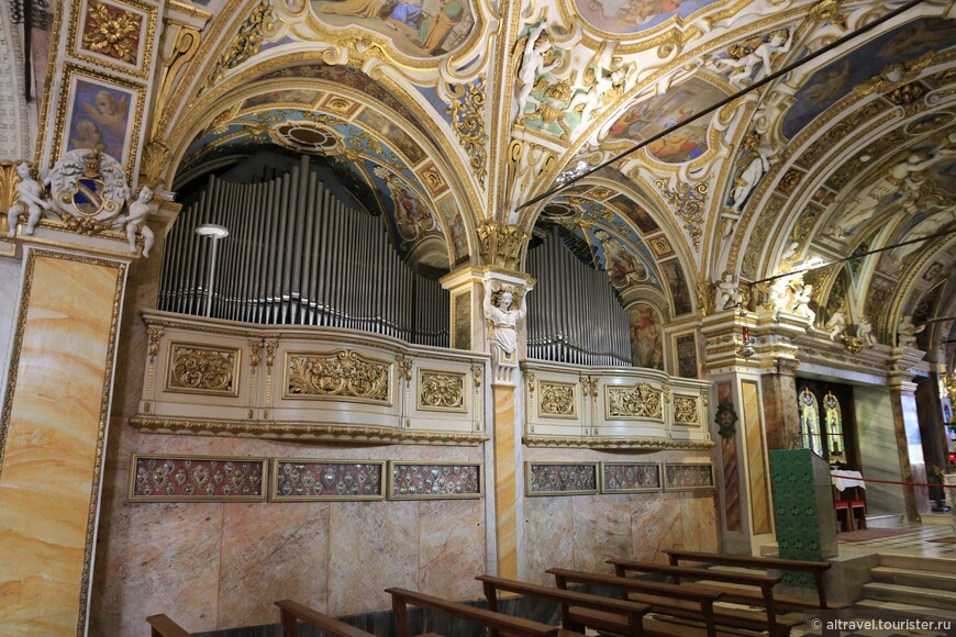 Церковный орган и детали декора.