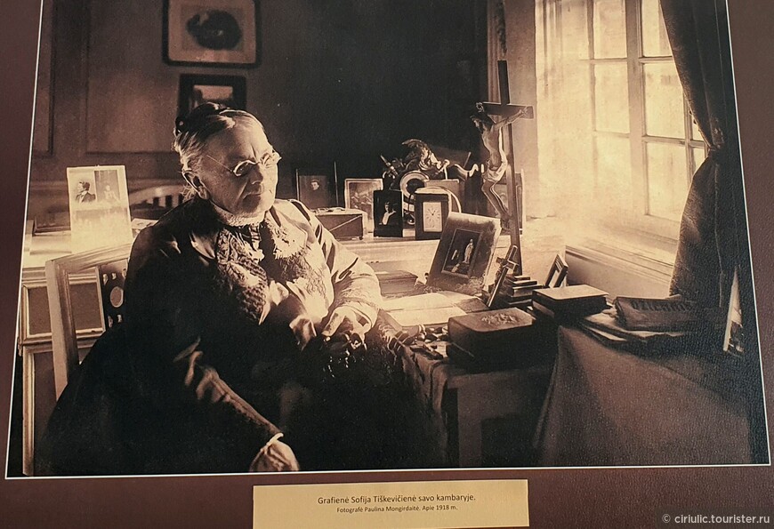 Графиня Софья Тышкевич в своей комнате. 1918 г.