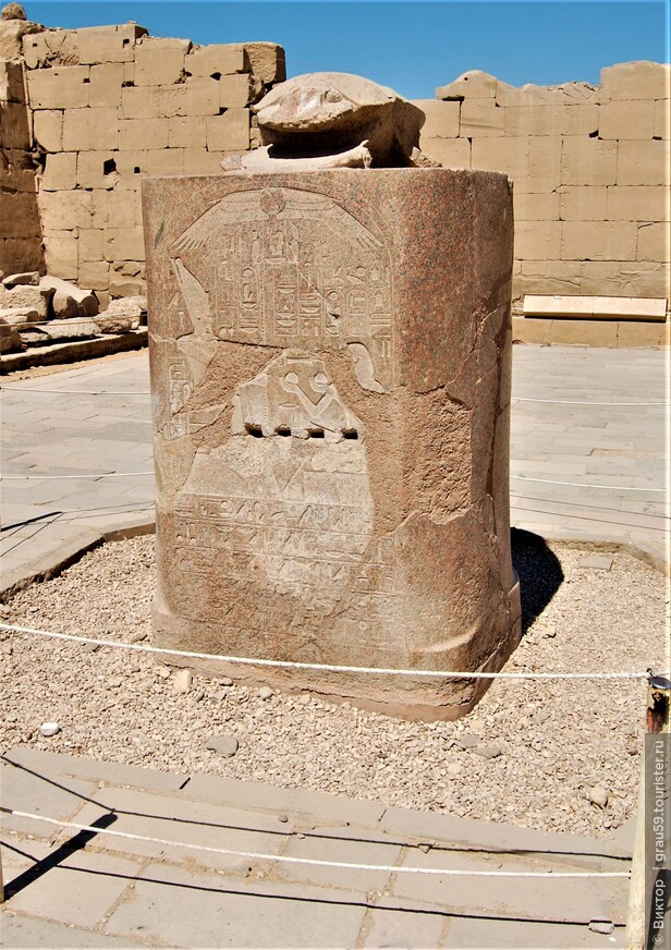  Счастливая статуя священного жука-скарабея и несчастливая колонна злосчастного фараона Тахарки 