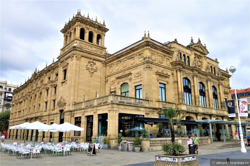 Театр Victoria Eugenia построен по образцу Парижской оперы. До 1999 года в нём ежегодно проводились международные кинофестивали (сейчас – в специально построенном для этих целей здании).