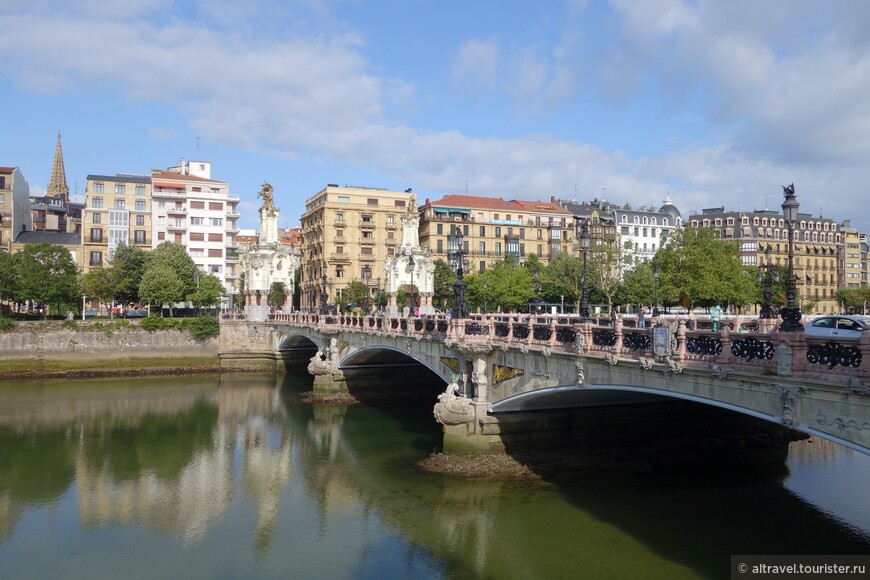 Мост Марии-Кристины явно имел образцом мост Александра III-го в Париже.
