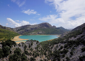  Изумрудное озеро Cúber, над которым возвышаетсся Sa Rateta.