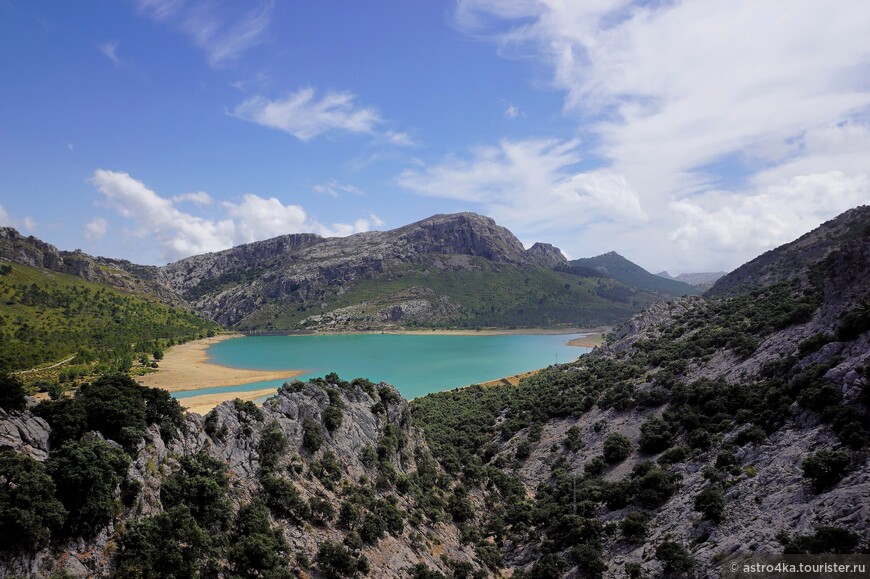  Изумрудное озеро Cúber, над которым возвышаетсся Sa Rateta.
