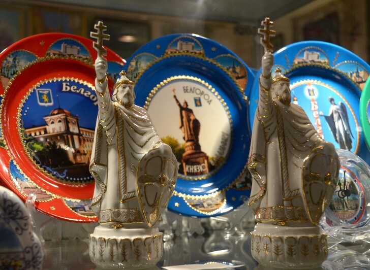 Сувенирные тарелочки и фигурки князя Владимира