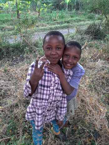 Детишки из деревни Мтовамбу