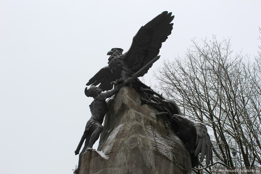 Памятник с орлами