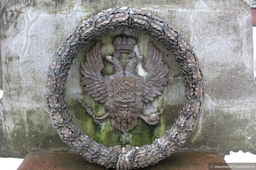 Памятник с орлами