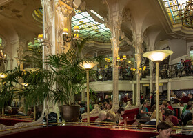 Брассери Le Grand Cafe 1899 год, одна из 10 самых красивых брассери Франции эпохи начала XX века, расположена на площади place d’Allier. Её интерьер занесён в список Исторических памятников Франции начиная с 1978 года.