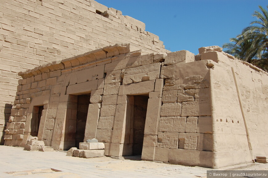 Святилище фараона Сети II,  а также обелиски Тутмоса I и Хатшепсут