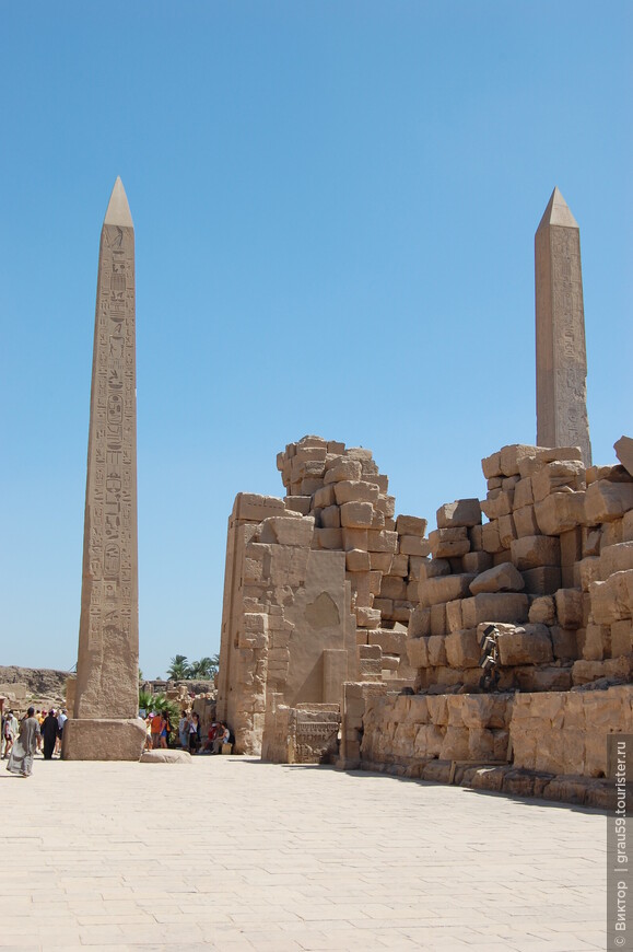 Святилище фараона Сети II,  а также обелиски Тутмоса I и Хатшепсут